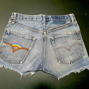 Adorable vintage Levi’s cutoff shorts fits size 4